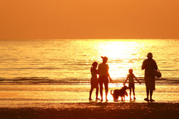 Familia disfruta atardecer