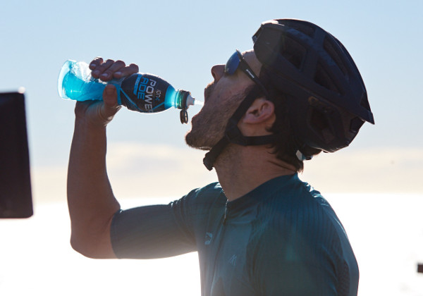 Ciclista bebe Powerade