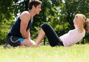 Pareja hace abdominales