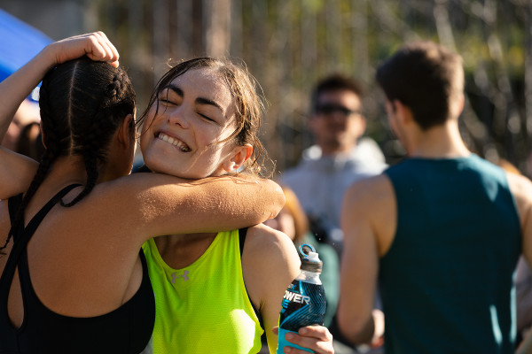 Abrazo amigas Powerade