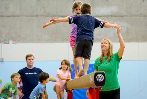 Niños aprendiendo gimnasia