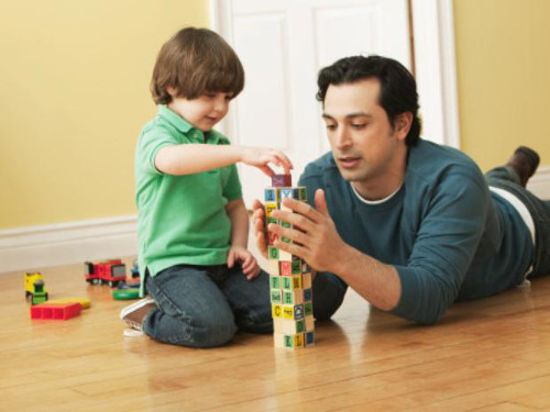 Papá e hijo jugando